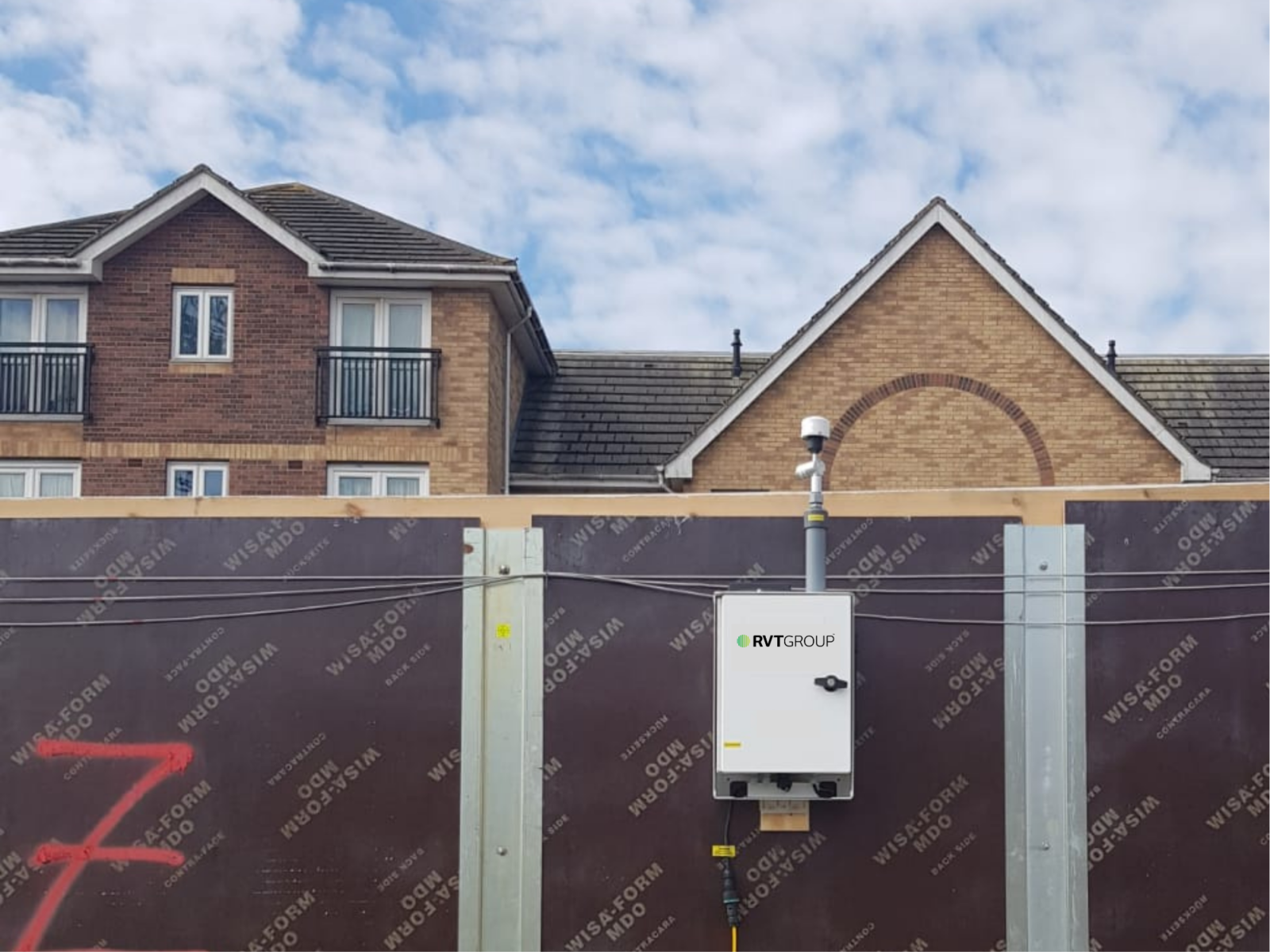 Monitex Area Dust Monitor on a fence located between a live project and neighbouring communities