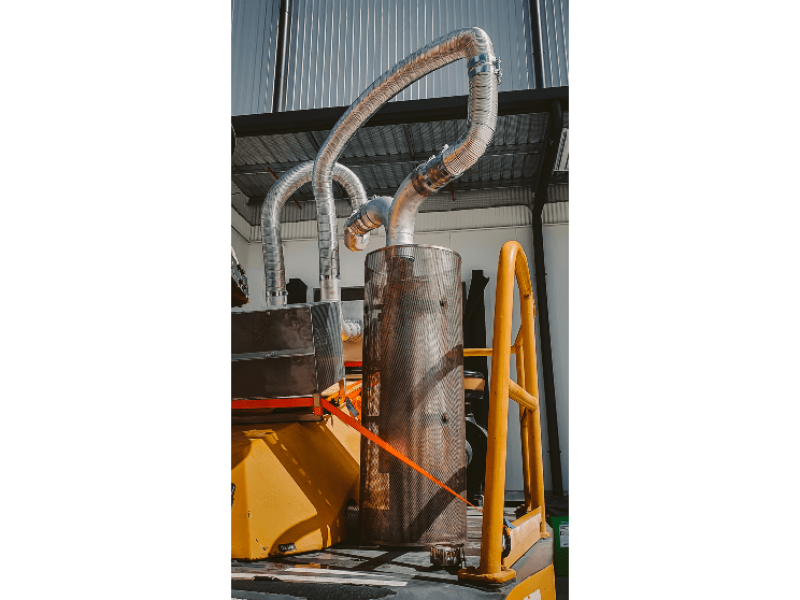 Exhaust filtration hose and filter fitted to a mobile crane stack
