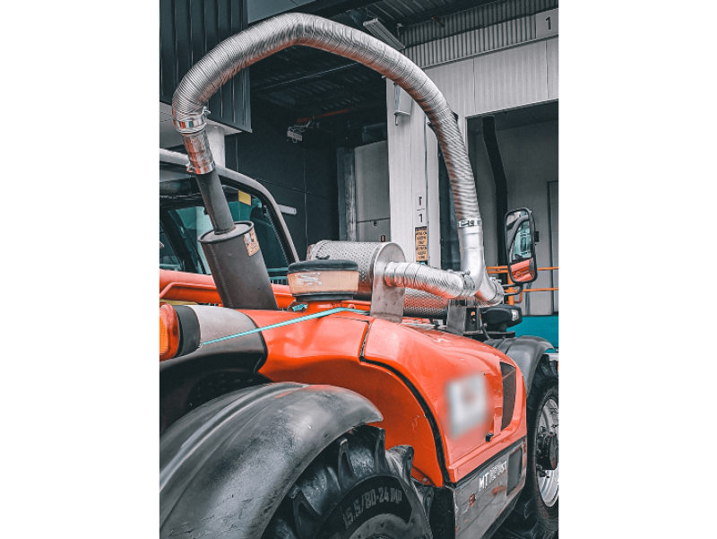 Exhaust filter and flexible hose fitted to a telehandler exhaust stack